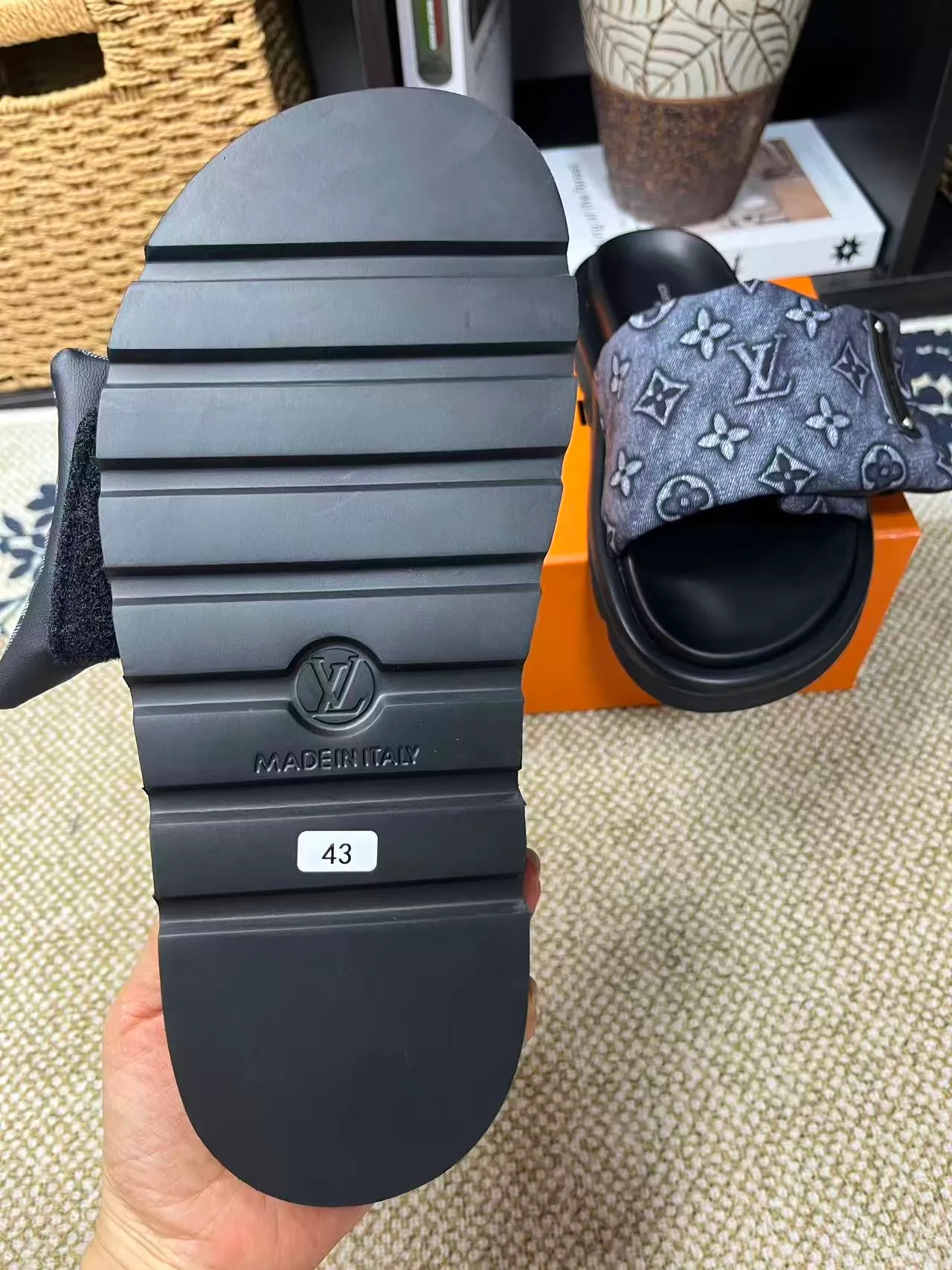 P340 [New Style] [LOUIS VUITTON] Louis Vuitton, LV printing, men's and women's slippers are now on the market, packed in drawer boxes with cloth bags and cards, the upper pattern looks very soft and waxy, and is a super versatile leg slimming tool. Fabric: imported denim/canvas/old fabric, LV hardware LOGO, official website pattern printing, comfortable to wear, feet: high-elastic PU water table. Sole: foam sole, heel height: about 5cm. Code number: 35-46, 35, 45, 46 are custom-made and non-returnable. Color: multiple colors and styles available.